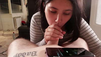 Я дражню сваю зводную сястру, пакуль яна глядзіць Дысней [Сперма]